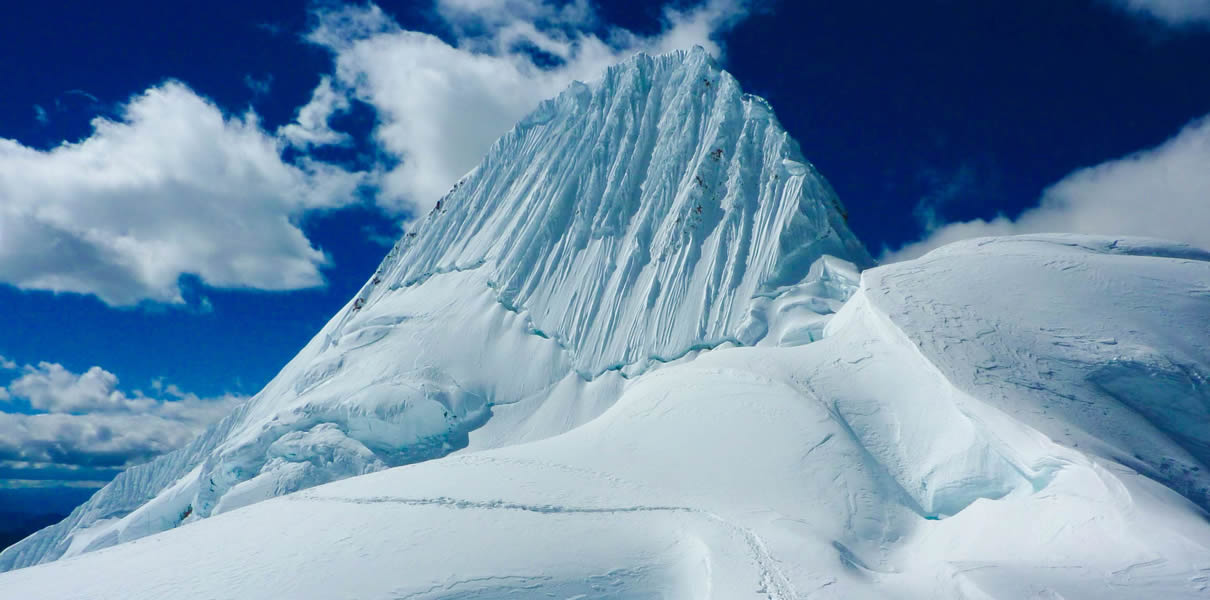 climbing-alpamayo 1