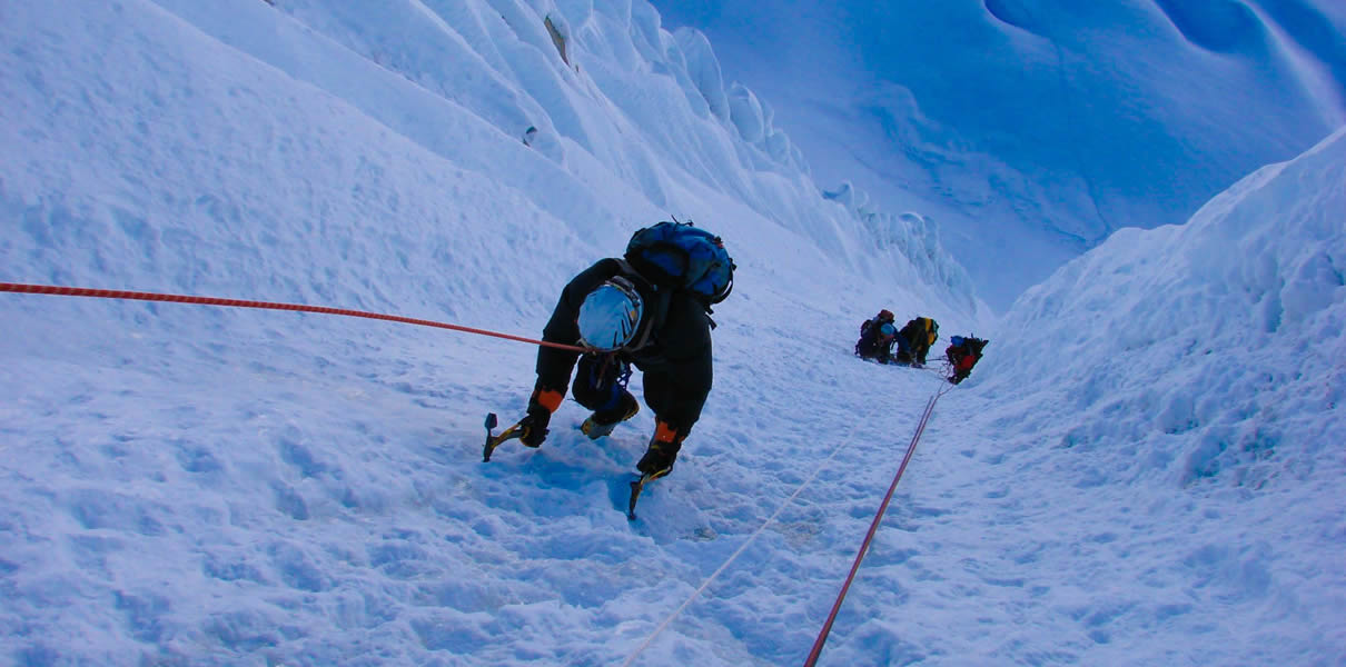 climbing-alpamayo 4